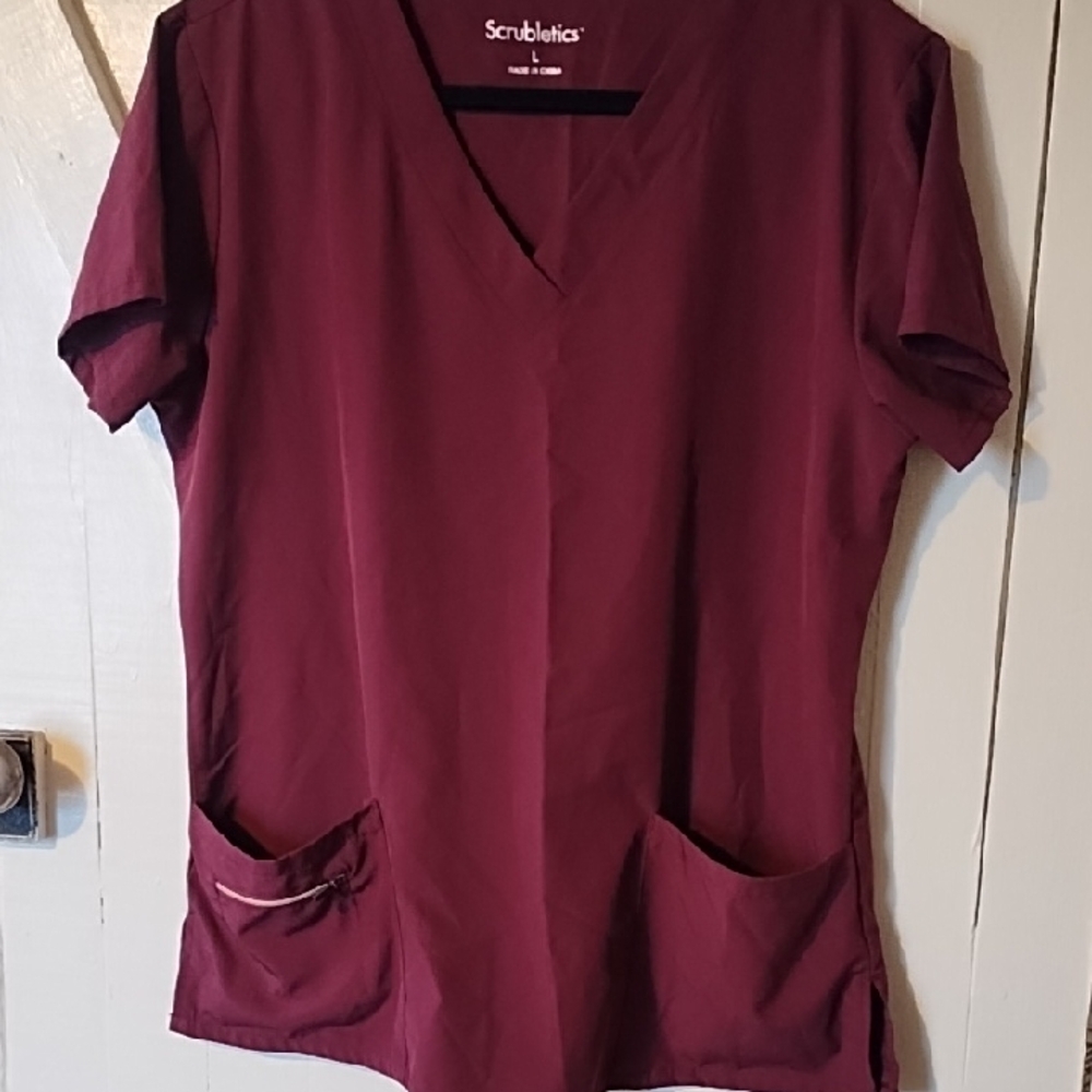 Scrubletics EUC Women's Burgundy V-Neck Top Large.